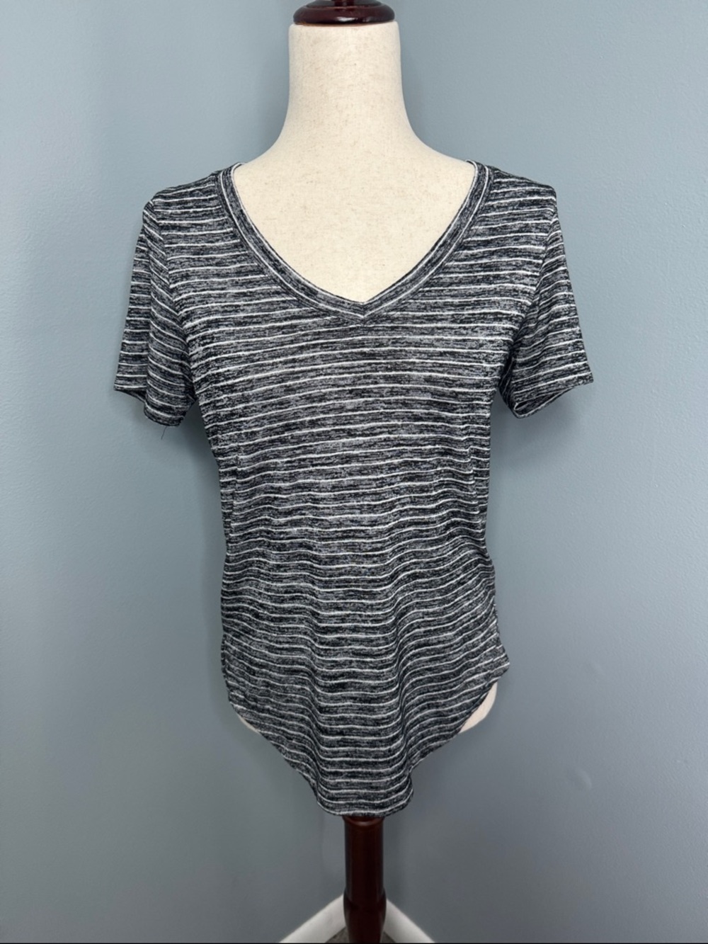 Athleta Women’s Gray Stripe Breezy Scoop V-Neck T-Shirt SZ XS